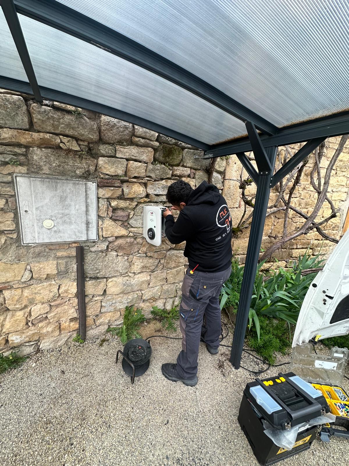 Technicien MLK Energie Renouvelable au travail